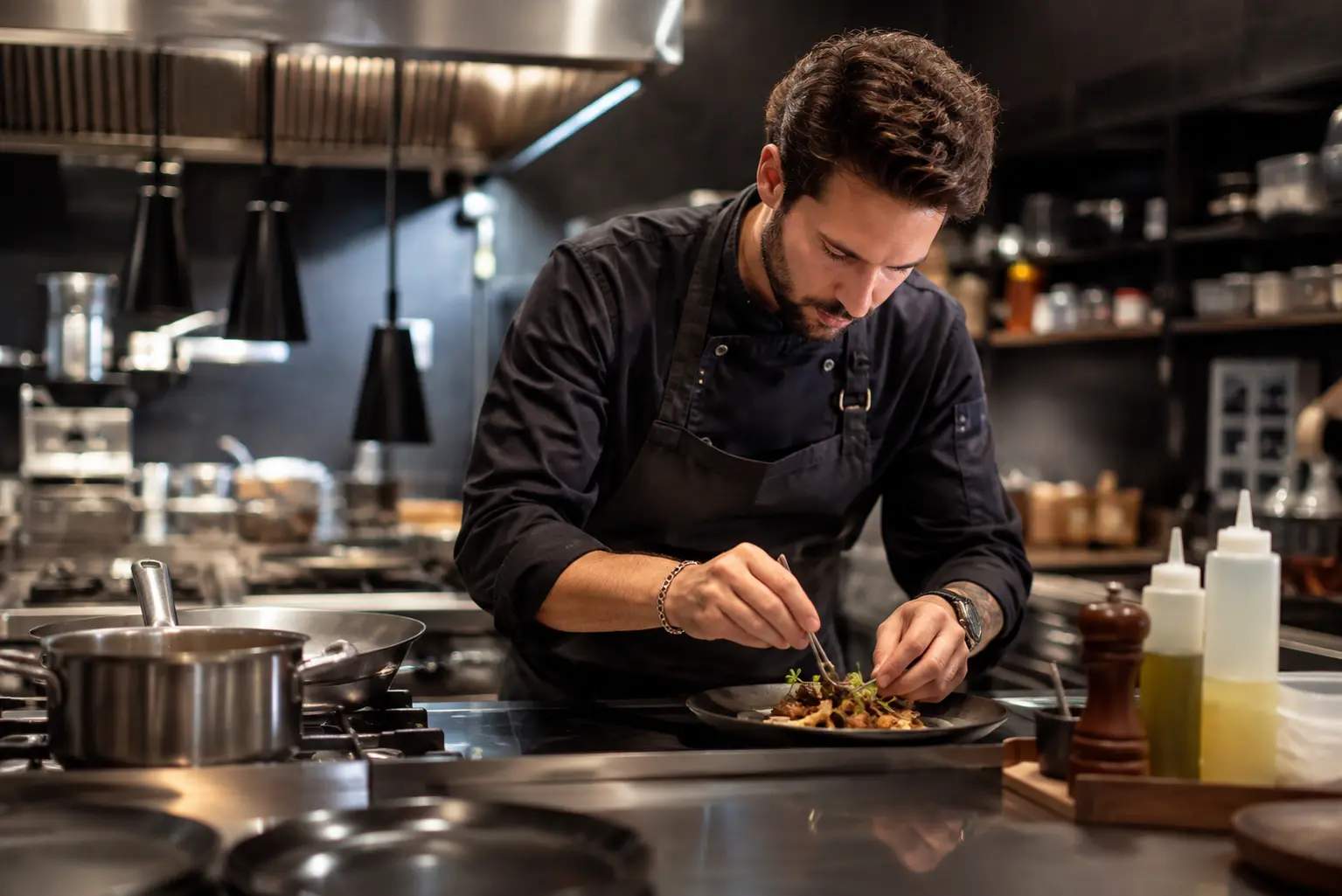 Cocinero profesional trabajando en una cocina